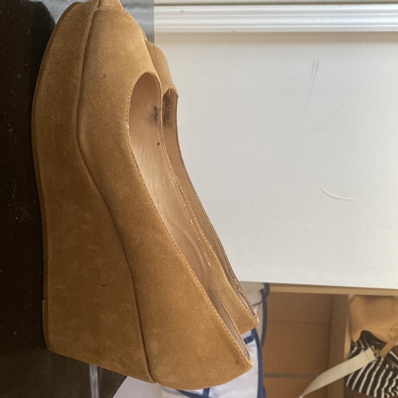 Michael Kors suede wedge in size 7.5 - Picture 2 of 4